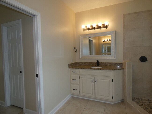 Building Photo - Spacious 4-Bedroom Pool Home