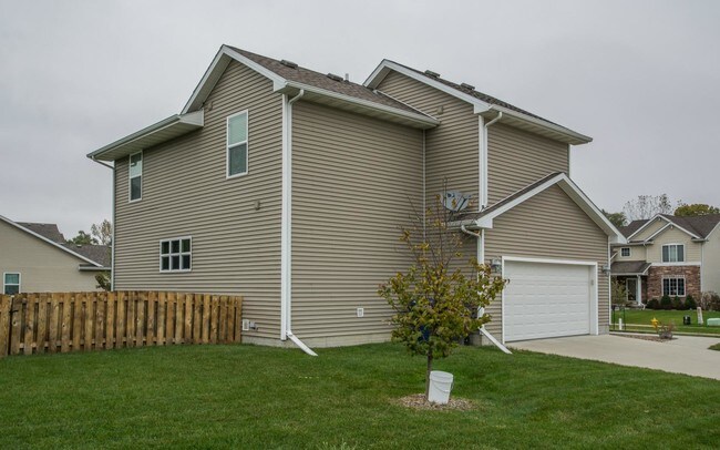 Building Photo - 3500 Park Side Dr