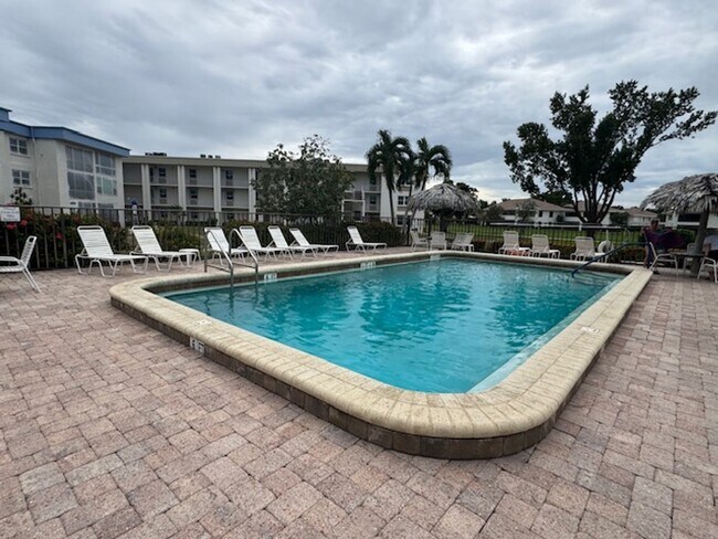 Building Photo - One Bedroom One Bath Seven Lakes Condo