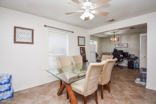 Building Photo - 12106 Pecan Meadow Dr