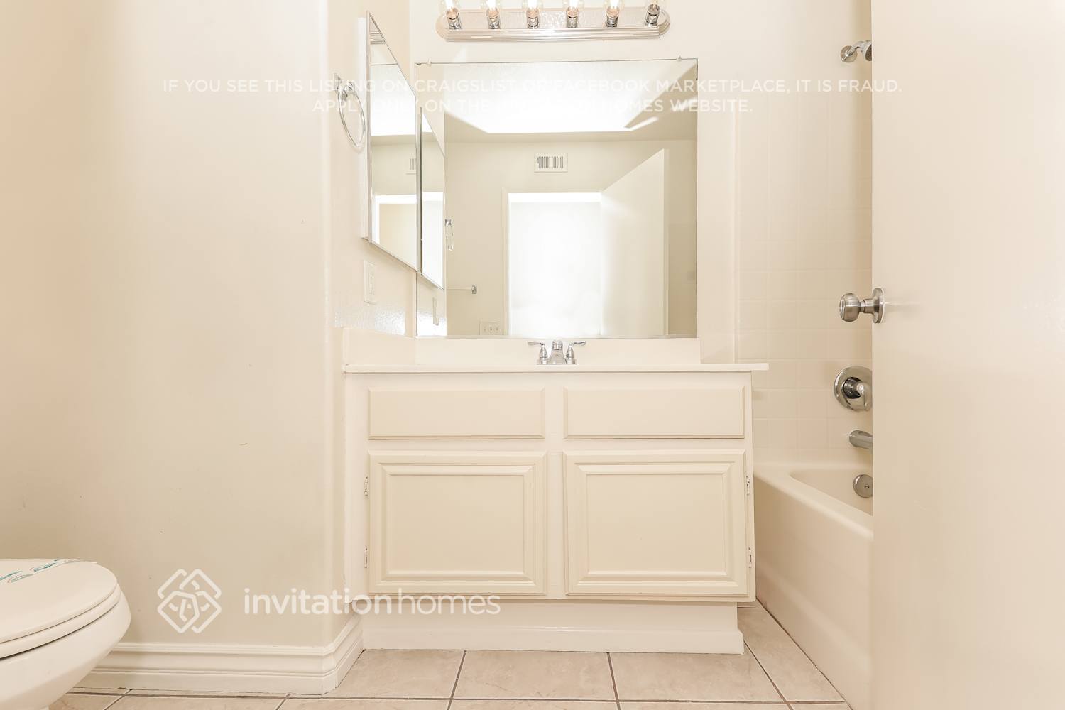 Building Photo - 15128 Versailles St