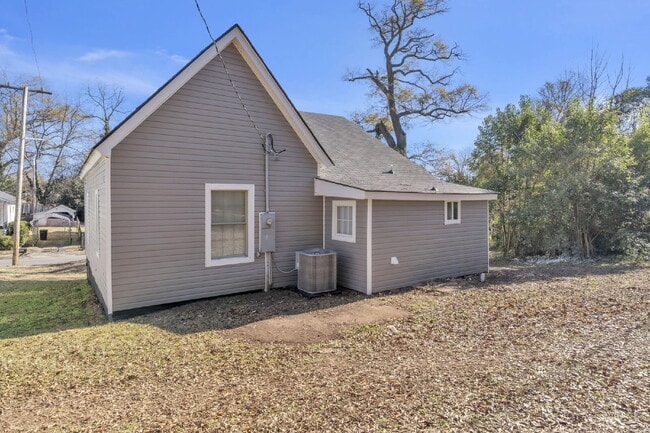 Building Photo - Cozy 2BR, 1BA Home with Spacious Yard in Downtown Anderson! Price improved to $1650/mo rent***