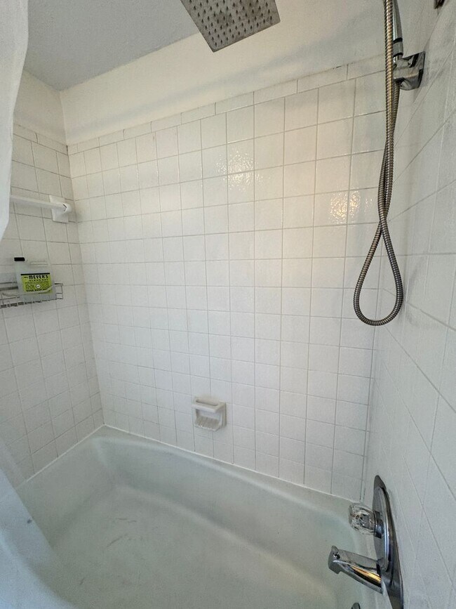 Building Photo - Charming and spacious with thoughtful updates! This 3 bed 2 bath feels new and trendy, schedule y...