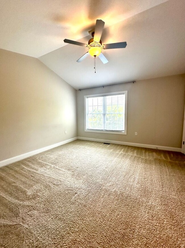 Building Photo - End Unit Townhouse for Rent in Crescent Ridge