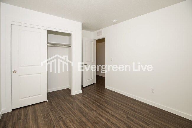 Building Photo - 896 Knowledge St