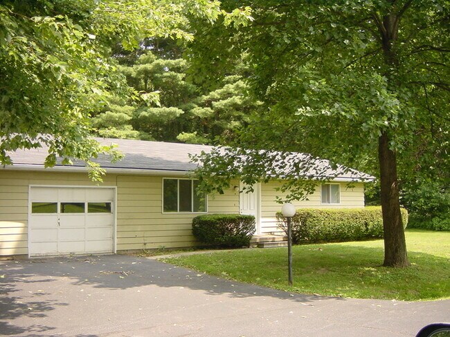 Building Photo - 2 Bedroom Duplex in East Glenn