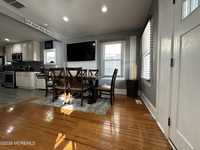 Building Photo - 208 15th Ave