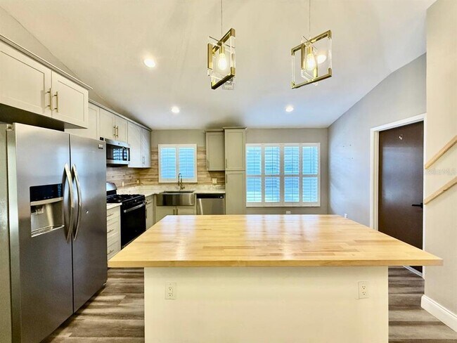 Building Photo - 8711 Busch Oaks St
