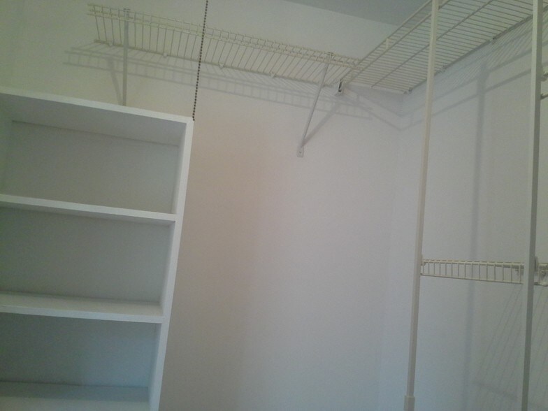 Building Photo - 228 Dakota Ct