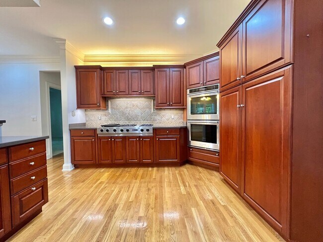 Building Photo - 5 Bed, 3.5 Bath w/ 3 Car Garage Less than 1 Mile from Downtown Franklin