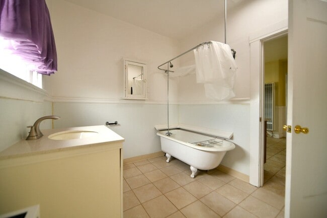 Building Photo - 1p716 - 3055-3061 Adeline Street