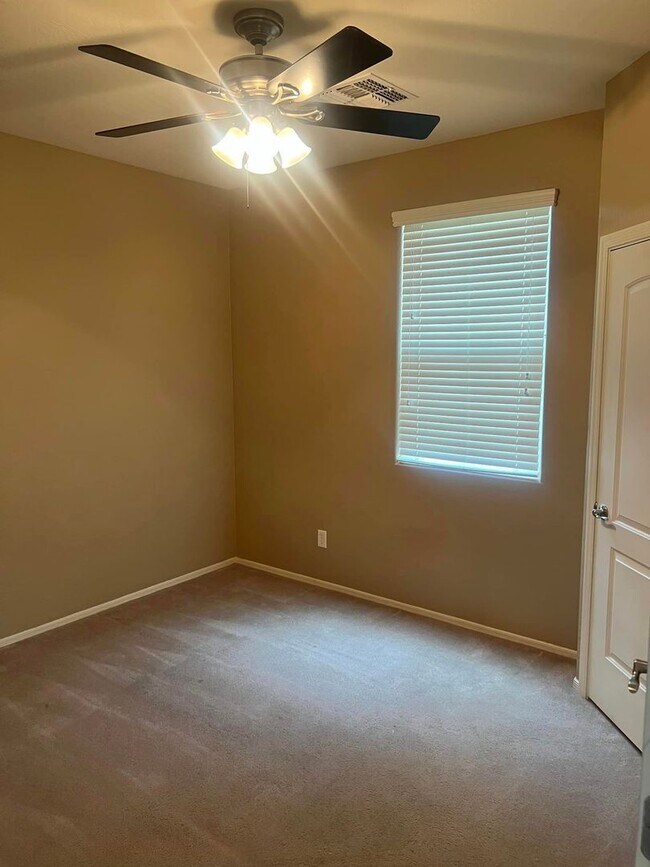 Building Photo - 4-bedroom and loft in the Willows with com...