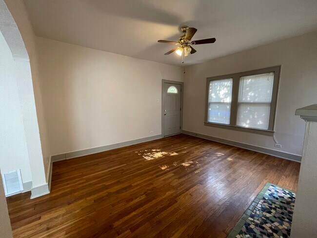 Building Photo - 713 E Elmira St