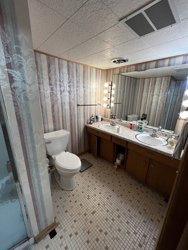 Building Photo - 1 bedroom near UWEC Available June 1st!