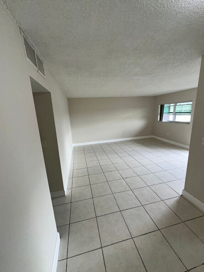 Building Photo - 2-Bed, 1.5-Bath Huge Apartment in the Heart of Miami Gardens!