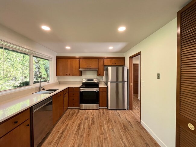 Building Photo - Beautiful 2 Bed, 1 Bath Duplex in SW Portland! Enjoy Private Yard, Spacious Floorplan in a Great ...