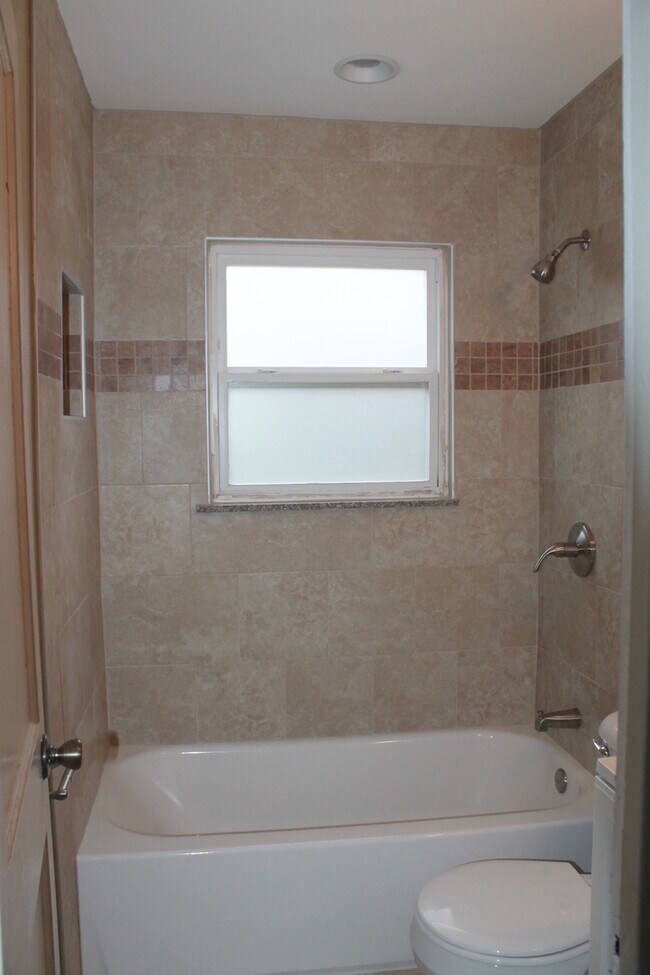 Building Photo - 426 E Northrup Dr