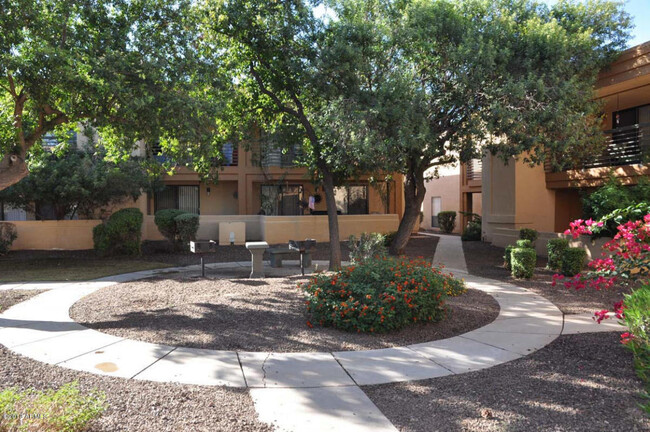 Building Photo - Charming 2 bed 2 bath gated Condo near Bel...