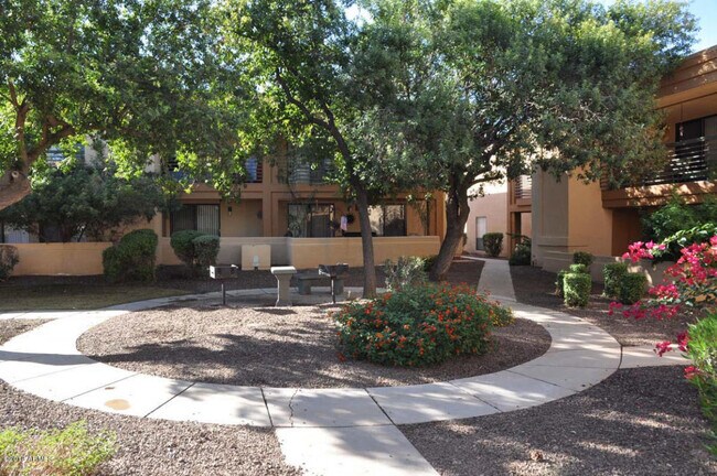 Building Photo - Charming 2 bed 2 bath gated Condo near Bell Road and 35th Ave++Pool++Fitness