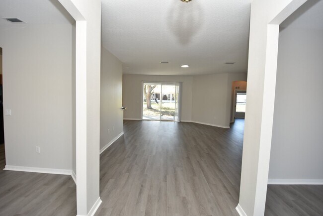 Building Photo - 4 bed, 2 bath located in Matanzas Woods su...