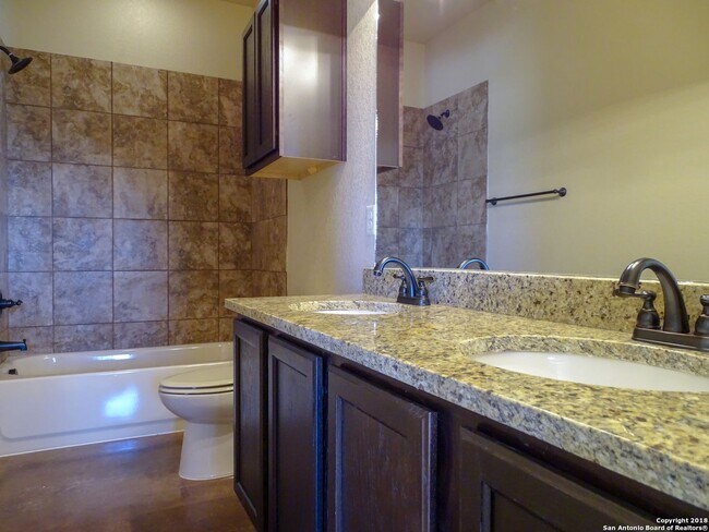 Building Photo - Spacious & Stylish Duplex in New Braunfels!