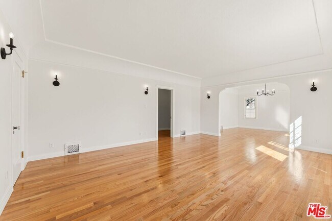 Building Photo - 125 N Orange Dr