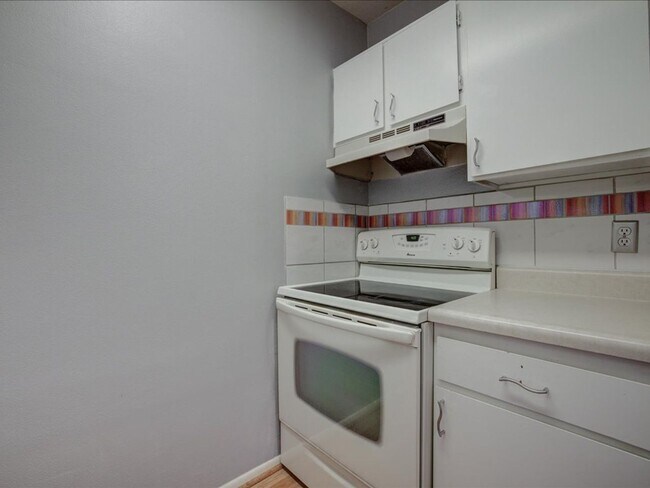 Building Photo - 2 Bedroom 2 Bathroom Retreat with Community Pool & Spa!