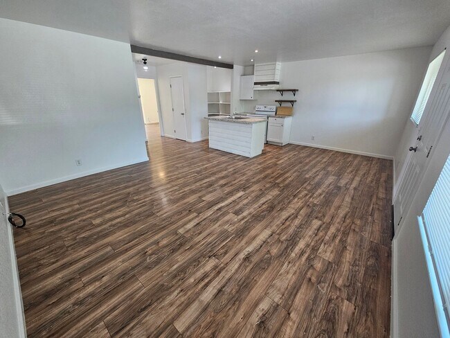 Building Photo - 2 Bedroom 1 Bath Apartment for Rent in Cor...