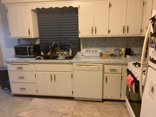 Building Photo - 2 Br / 1 Ba TH w/ 1-Car Garage in Brooklyn...