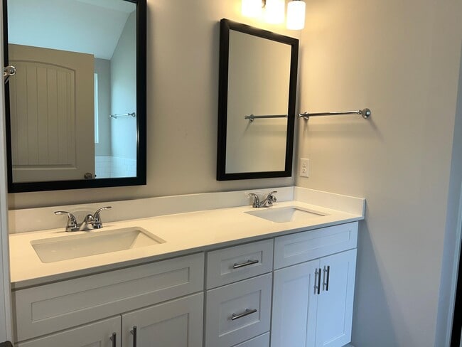 Building Photo - 158 Atherstone St