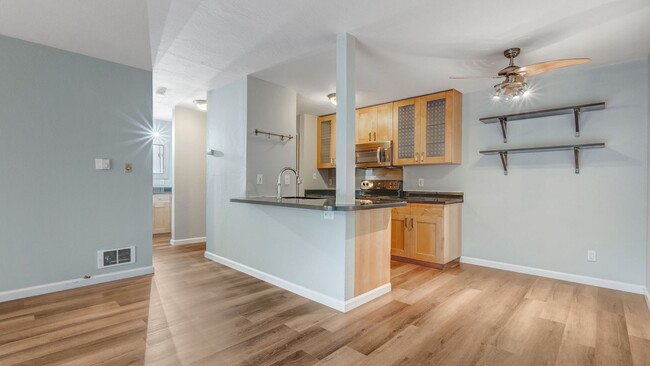 Building Photo - Beautiful Remodeled Adams Point Condo