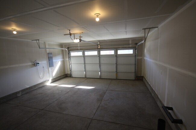Building Photo - Like New SE Bend House, All Appliances, Do...