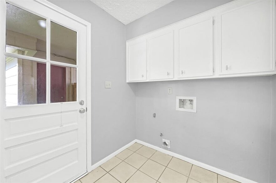 Laundry room area - 5703 Green Timbers Dr