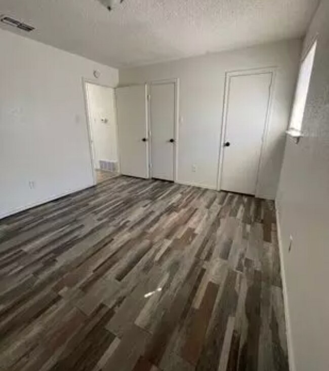 Building Photo - Centrally located 2BR/1BA | Updated | Water Included | $0 Application Fee | September Special