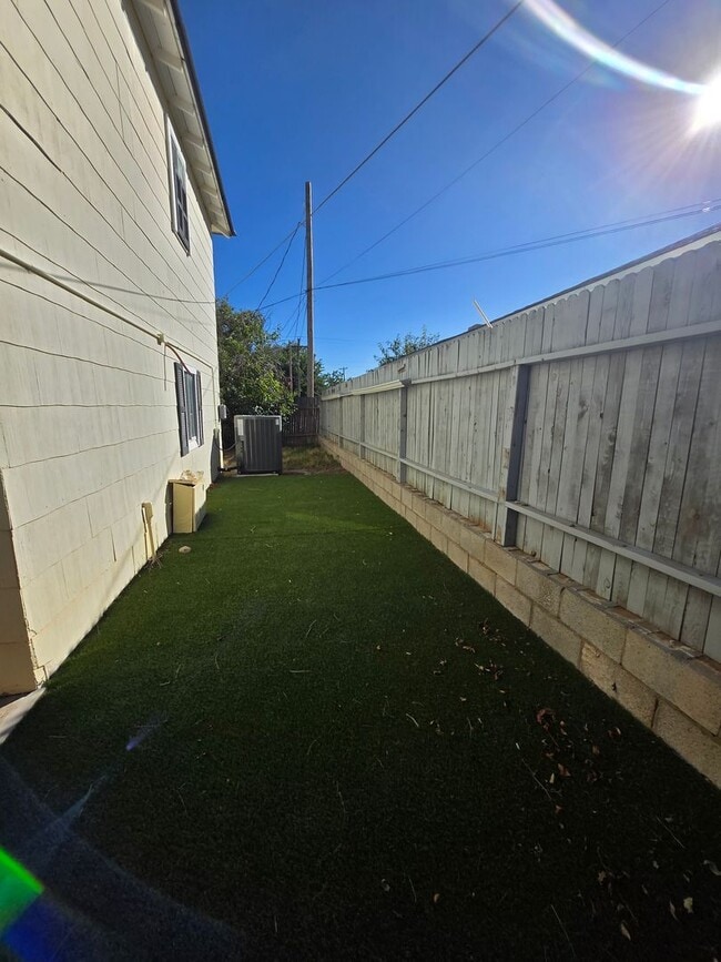 Building Photo - Cute 2 Story Home