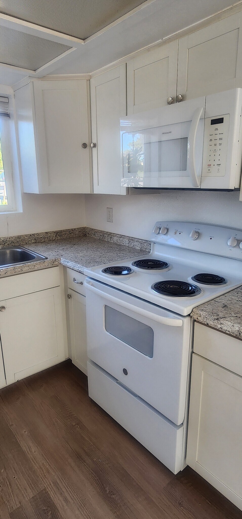 Range - 4304 S Cedar St