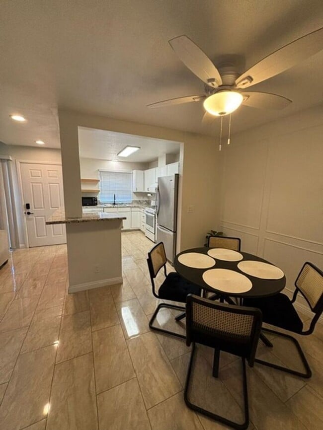 Building Photo - Beautiful Dual Master Townhome Palmdale