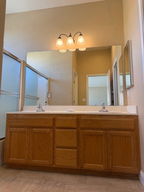 Building Photo - Tracy 3 Bedroom 2.5 Bathroom Home