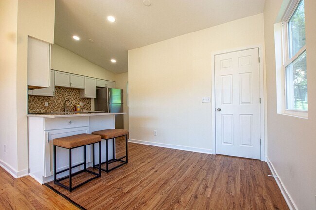 Building Photo - Beautifully Remodeled 3 Bedroom / 2 Bath i...