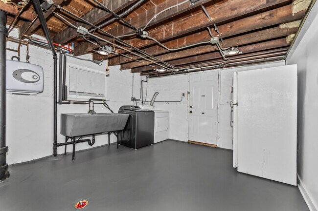 Building Photo - 7457 N Maplewood Ave