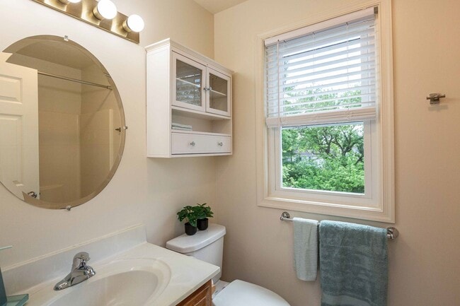 Building Photo - Updated Townhouse with Deck, Basement, New...
