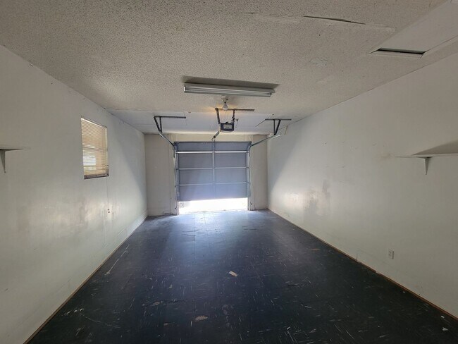 Building Photo - 3737 Woodcock Dr
