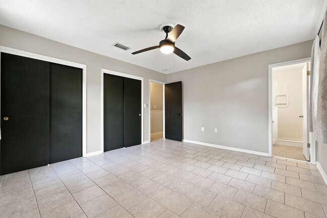 Building Photo - 1510 Royal Palm Dr