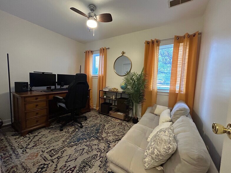 Building Photo - 4003 Eastview Ln