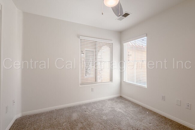 Building Photo - 4 Bedroom/2 Bath Home in the Southwest - $...