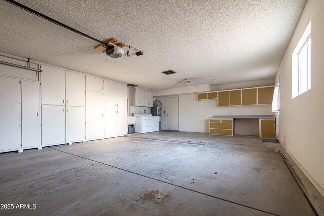 Building Photo - 10005 W Oak Ridge Dr