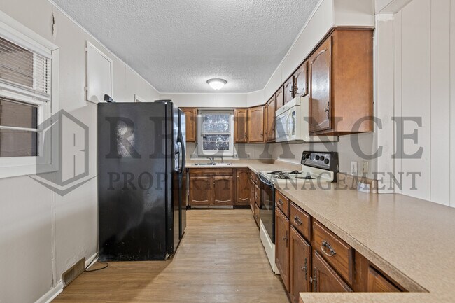 Building Photo - 220 E 44th St S