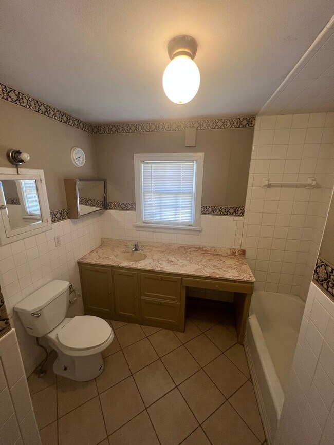 Building Photo - Pre leasing or Available now 3/2 in Heart of Lubbock!