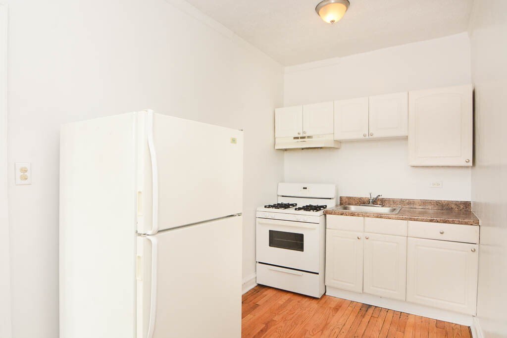 Building Photo - 2704 N Sawyer Ave