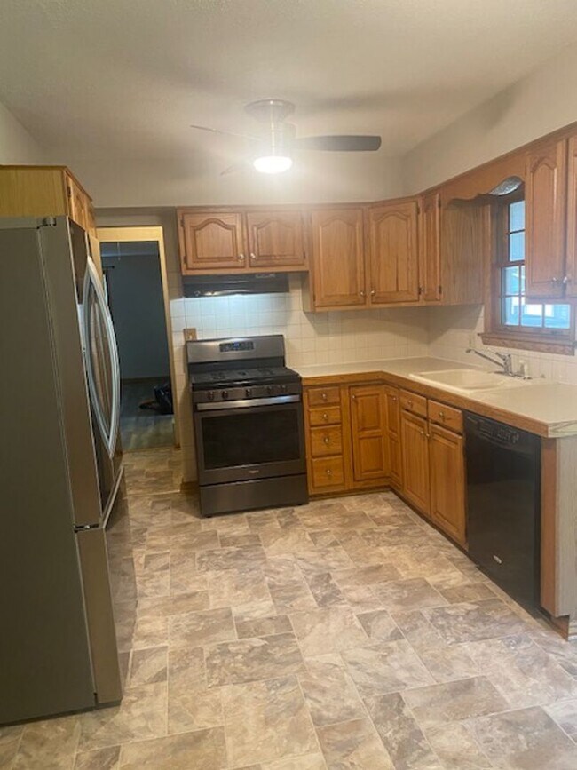 Building Photo - Ranch home with two car garage located on over 1/2 acre